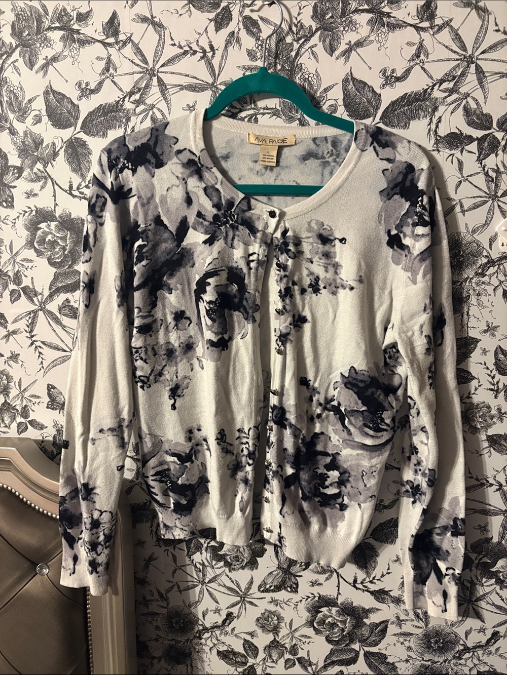 Floral-Print Round-Neck Cardigan in White and Gray